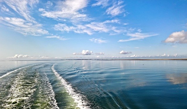 water behind phi phi ferry